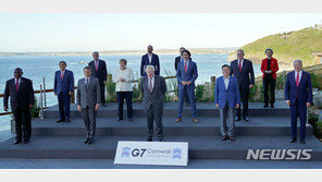 文, G7에서 스가 총리와 “반갑다” 인사…약식회담은 없을듯