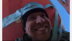 헬기 바닥에 테이프로 사람 붙이고 비행…정신나간 유튜버