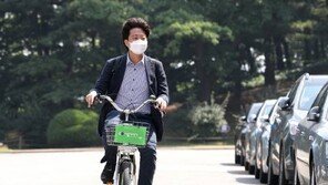 이준석, 세단 대신 백팩에 따릉이 타고 첫 출근