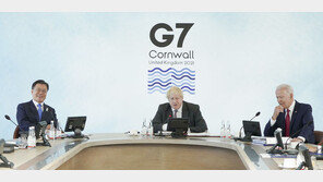 美바이든·英존슨과 나란히 앉은 文…G7서 달라진 위상 확인