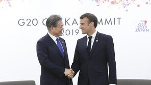 문대통령, 마크롱 프랑스 대통령과 약식회담…핵심기술 협력 논의