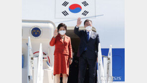 문 대통령 “日 스가와 첫 대면, 회담으로 이어지지 못해 아쉬워”