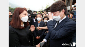 이준석 “당 대표해 사과드린다” 눈물…천안함 유족 “그마음 변치마라”