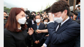 이준석 “희생·헌신 잊지 않겠다”…대전현충원서 눈물