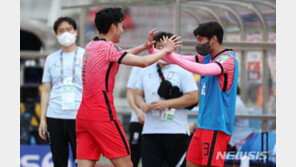 벤투호 ‘캡틴’ 손흥민, 골 넣고 ‘막내’까지 챙겼다