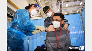 일일 확진자 300명대로 ‘뚝’…1100만명 접종 백신 효과?