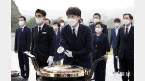 “마치 여당된 것 같다”…이준석 현충원 참배에 200명 ‘운집’