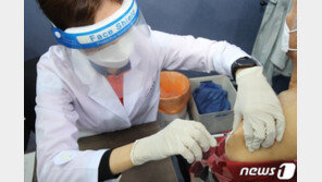 “러시안 룰렛 같은 백신”…잇단 사망에 젊은층 ‘백신 포비아’ 조짐