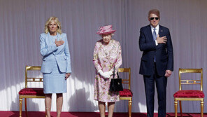 “바이든, 왕실 예법 어겼다”…선글라스 쓴 채 英여왕 인사 논란