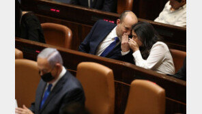 ‘反네타냐후 연정’ 1표차 불안한 출범… 네타냐후 “곧 뒤엎겠다” 