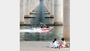 다리 밑 피서… “15일은 비와요”