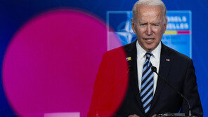 바이든, ‘살인자’ 비난 웃어넘긴 푸틴에 “하하하”…여유 과시