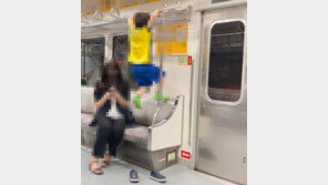 “객차서 철봉놀이, 보호자는…” ‘5호선 모자’ 눈총