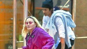 마돈나, ‘손주뻘’ 남친과 자전거 데이트 나왔다가…