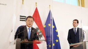 文대통령, 큐어백에 “백신 생산 거점 한국 우선 고려해 달라”