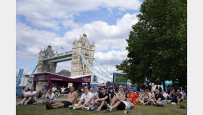런던브리지 아래서… ‘노 마스크’ 축구 시청