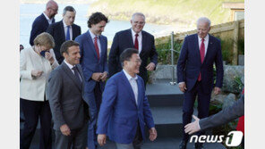 “文대통령 G7 노타이 콤비 의상 노매너” vs “요즘같은 때 뭐가 문제”