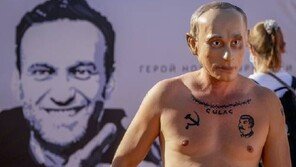 미·러 회담 전 등장한 ‘가짜 푸틴’…손에는 ‘독극물 병’