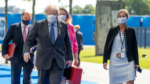 G7서 英 보리슨 총리가 착용한 마스크, 알고보니 ‘K-마스크’였다