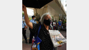 홍콩 핑궈일보 탄압에 시민들 구매운동 저항