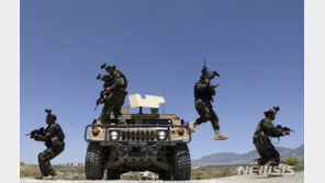 “미국, 아프간전서 미군 도왔던 현지인 수만명 제3국으로 이송”
