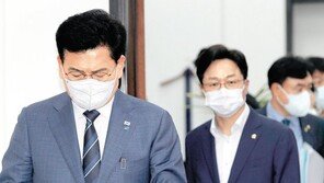 송영길, 당 원로들 앞세워 “경선연기 국민 짜증”… 최고위선 고성 오가