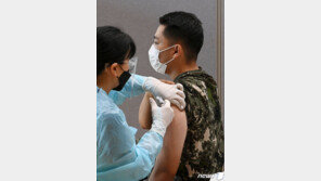 국방부 “30세 미만 군 장병 백신 1차 접종율 95%”