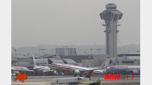 LA공항 여객기서 뛰어내린 남성…징역 20년형 위기