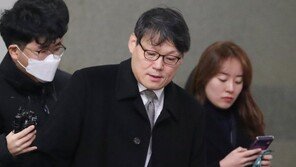 靑 민정실 연이은 사의 표명…文대통령 이광철 사표수리 어쩌나