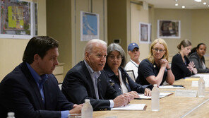 8일 만에 아파트 붕괴 현장 찾은 바이든…“구조비 100% 지원”