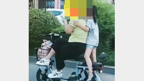 아이 태우고…다리 꼰 채로 폰 만지며 운전대 잡은 母