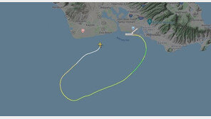 보잉 737 화물기 호놀룰루 앞바다 비상착륙…1명 위독·1명 중상