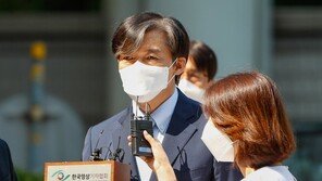 ‘조국의 강’ 논란에…조국 “난 강이 아니라 뗏목에 불과”