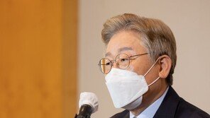 경찰, ‘성남FC 후원금 의혹’ 이재명 출석 요구…李 반발
