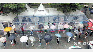 빗속의 코로나 검사 행렬