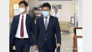 ‘고 김홍영 검사 폭행’ 혐의 전 부장검사, 1심 실형…구속 피해