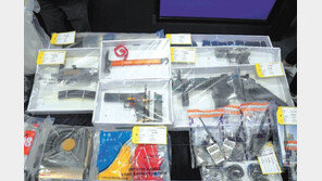 “중학생 등 테러모의 적발” 홍콩경찰 압수 무기 공개