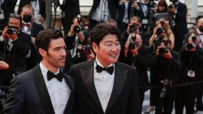 송강호·봉준호, 칸영화제에 다시 나란히…“시나리오 쓰다 갑자기”