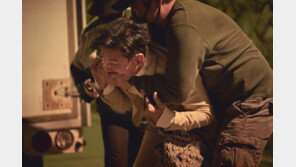 황정민, 배우에서 ‘인질’ 됐다…납치사건 포착 스틸