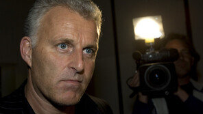 네덜란드 범죄 전문기자, 총격으로 중태…보복 의심