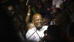 2번째 흑인 뉴욕시장 탄생하나…애덤스, 민주 경선 승리 선언