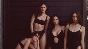 데미 무어, 세 딸과 수영복 화보…나이차 무색한 몸매 