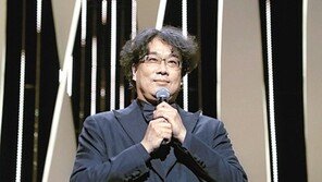 칸 깜짝등장 봉준호 “영화는 멈춘 적 없다”