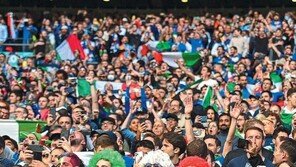 “사망률 낮다” 英 방역 역주행… 6만 관중 노마스크, 휴가지 만원 