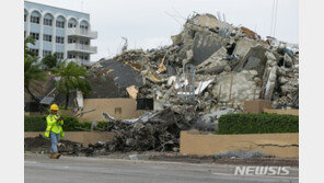 美 붕괴 아파트서 시신 10구 추가 수습…사망자 46명으로 늘어