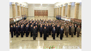 뒷자리로 밀려난 리병철, 정치국 상무위원직 박탈 확인