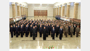 김정은, ‘신변이상설’ 하루만에 건재 과시…김일성 27주기 참배