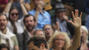 ‘황제’ 페더러, 윔블던 8강 탈락…후르카치에 완패