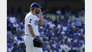 커쇼, 팔꿈치 통증으로 IL…다저스 원투펀치 이탈