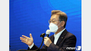 이재명 “청소노동자에게 ‘영어로 써보라‘…뜨거운 게 목구멍으로 올라와”